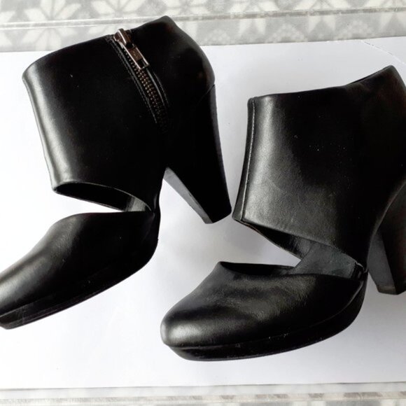 Aldo black faux leather bootie with cut out detail - Picture 3 of 8